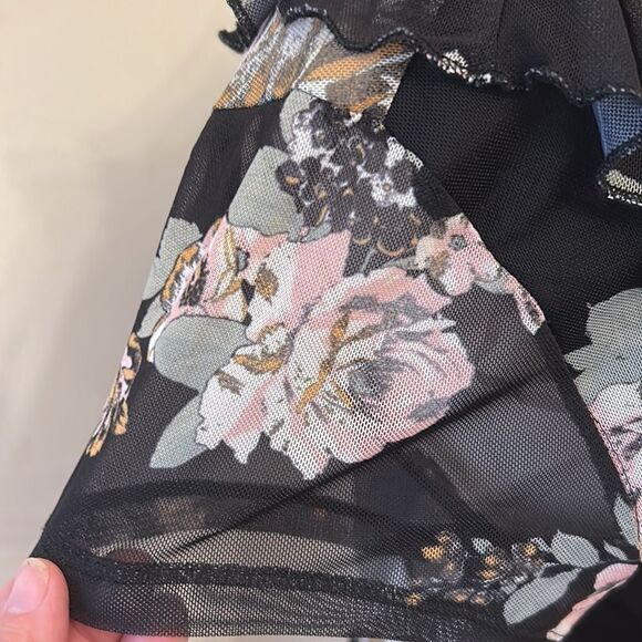 Almost Famous black floral sheer short sleeve top Ruffle neckline Size XL EUC - Picture 4 of 9